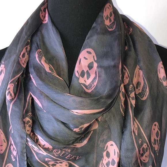 ❌SOLD❌ Alexander McQueen Classic Skull Scarf/Wrap - Picture 9 of 15
